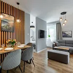 Apartamenty BlueSky - Nad Łomnicą 2B - blisko dworca PKP, centrum Karpacza i sklepów, w zielonej okolicy Apartamento *